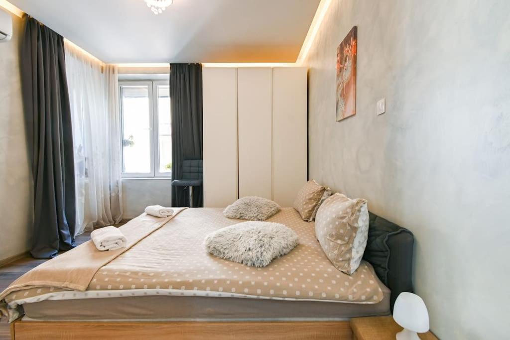 Velar 1bdr Apartment *
